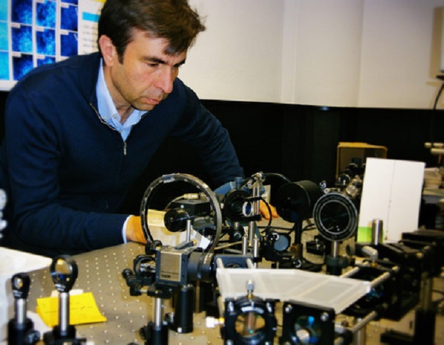 El investigador Pablo Artal en el Laboratorio de Óptica de la Universidad de Murcia.|UMU