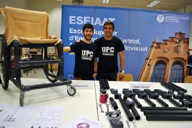 Los estudiantes Adrià Sallés y Bernat Vila, con la silla de ruedas DIY Wheelchair.|UPC