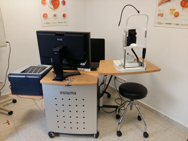 Equipo de tomografía de coherencia óptica en el Laboratorio de la Vía Visual.|IDIBAPS