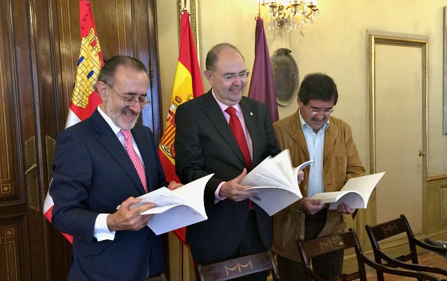 El responsable de la edición del libro, junto al presidente y el tesorero de la Institución Fernán González