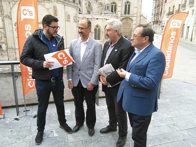 Luis Fuentes ha estado en Burgos arropando al candidato al Congreso, Rodrigo Ibeas.