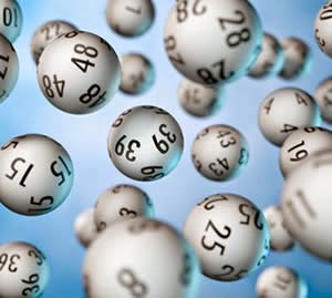 Bolas de sorteo de lotería | CoRegistros [CC BY-SA 4.0 ], via Wikimedia Commons