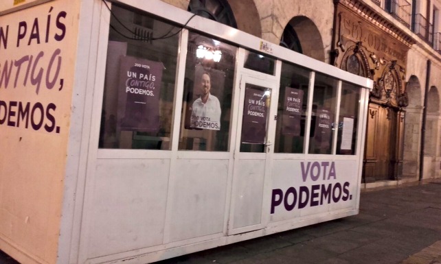 Caseta de Podemos, frente al Teatro Principal
