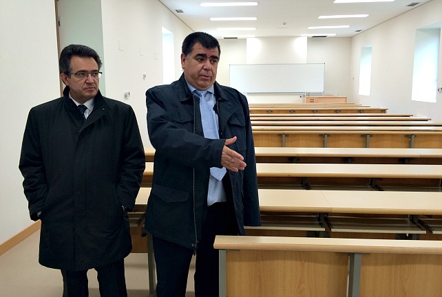 El rector, Alfonso Murillo, junto al vicerrector de infraestructuras en las nuevas aulas