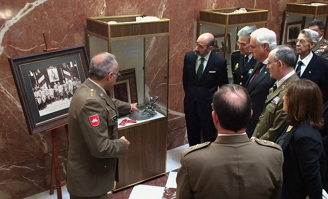 El comisario de la exposición ha mostrado a las autoridades la muestra