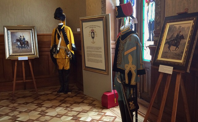 Uniformes militares junto a los originales de Ferrer-Dalmau