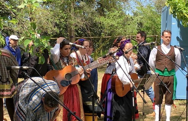 Música y danzas populares en la romería.