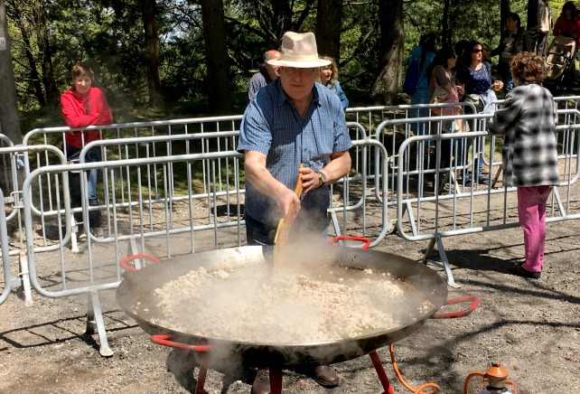 El reparto de paella comenzará sobre las 14.30 horas.