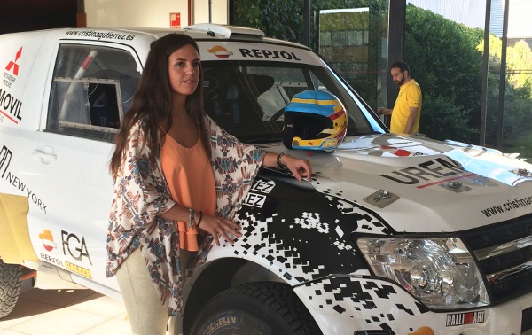 Cristina Gutierrez en un acto con su coche