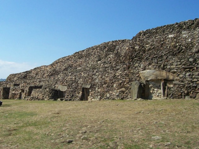 El túmulo de Barnenez en Bretaña (Francia).NewPapillon