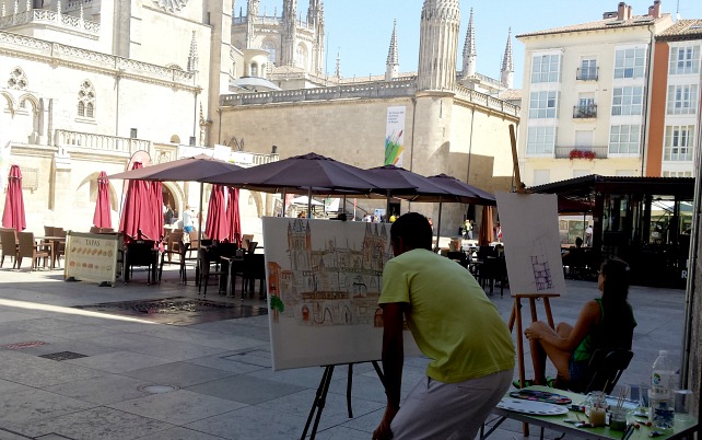 Dos jóvenes pintan en la Catedral.