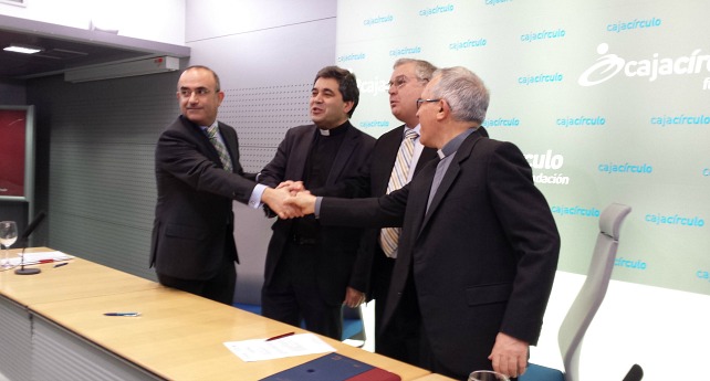 Momento de la firma del convenio.