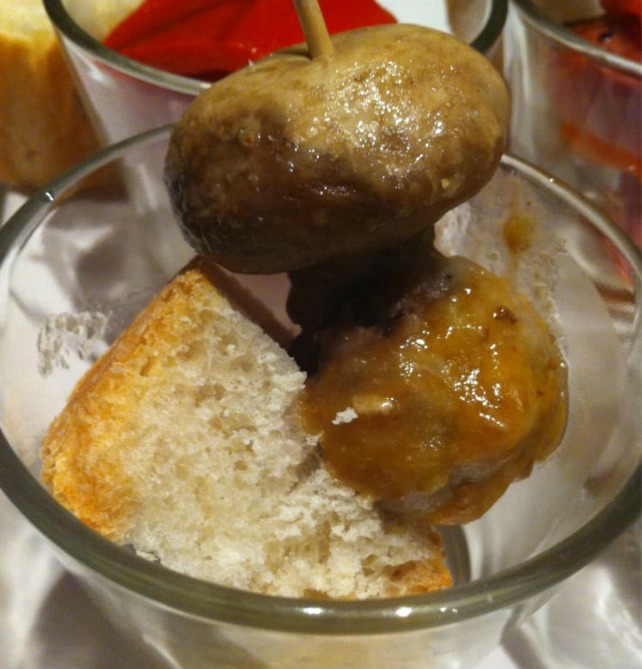 Albóndiga con champiñón, tapa del bar Cervantes 10