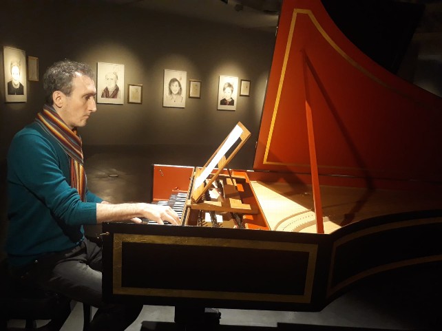 Javier Arasti tocando el clavecín