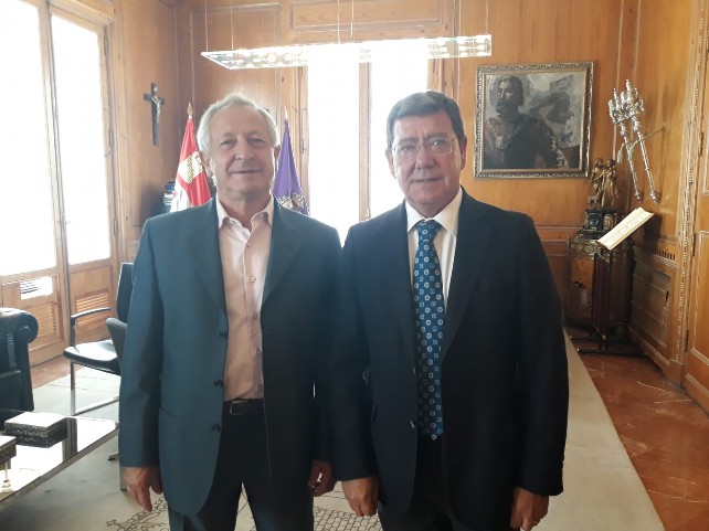 El presidente de la diputación, César Rico, acompañado por Víctor Escribano, presidente del consorcio de residuos provincial