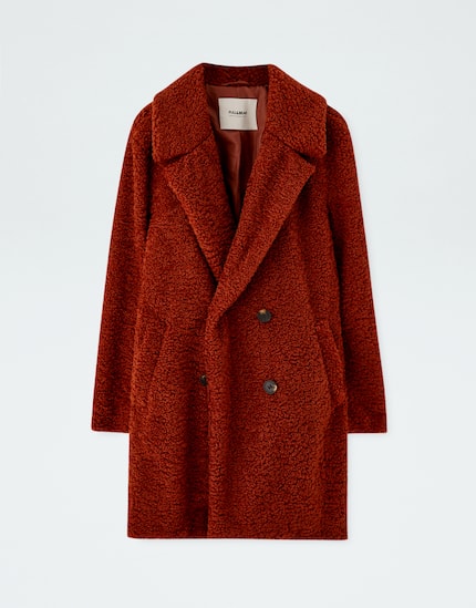 Abrigo largo de pelo rizado (39,99 EUR) de Pull & Bear
