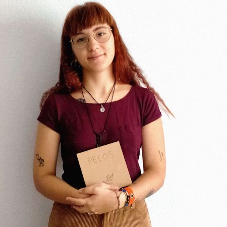 Elena Díaz-Roncero, con el libro 'Pelos' Imagen cedida por Elena Díaz-Roncero
